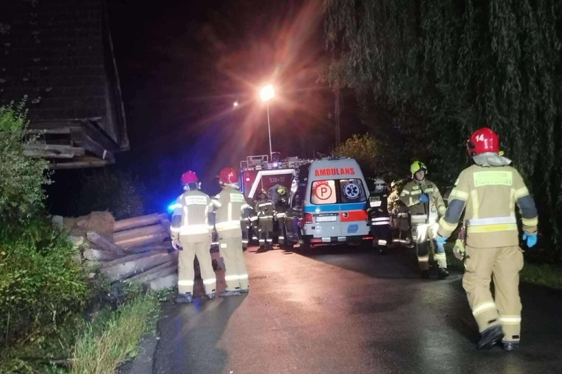 wypadek Żarnówka, wypadek Sucha Beskidzka, wypadek powiat suski, wypadek stodoła, samochód wjechał w stodołę, wypadek nocny Żarnówka, 24 sierpnia, wypadek Żarnówka 2025, zdjęcia, film