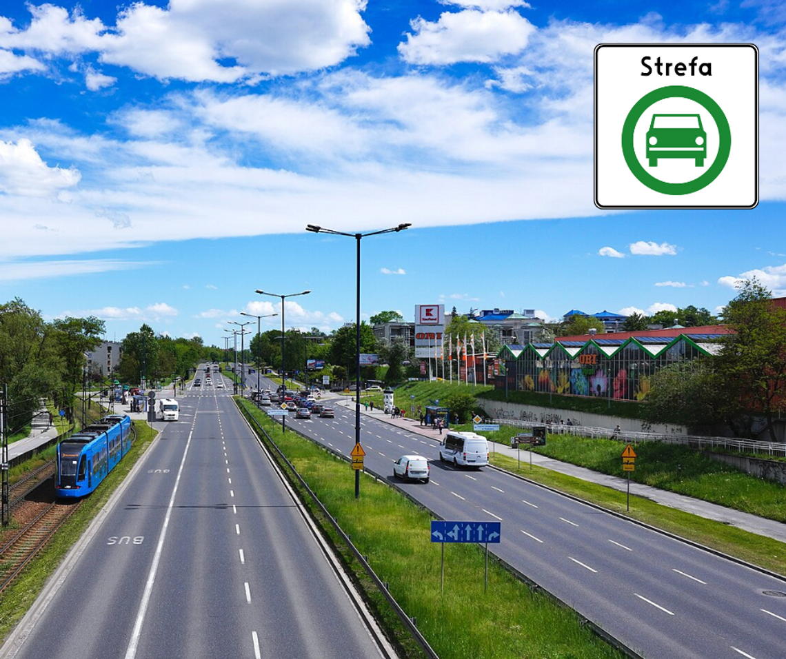 Ulica Krakowa z symbolem Strefy Czystego Transportu