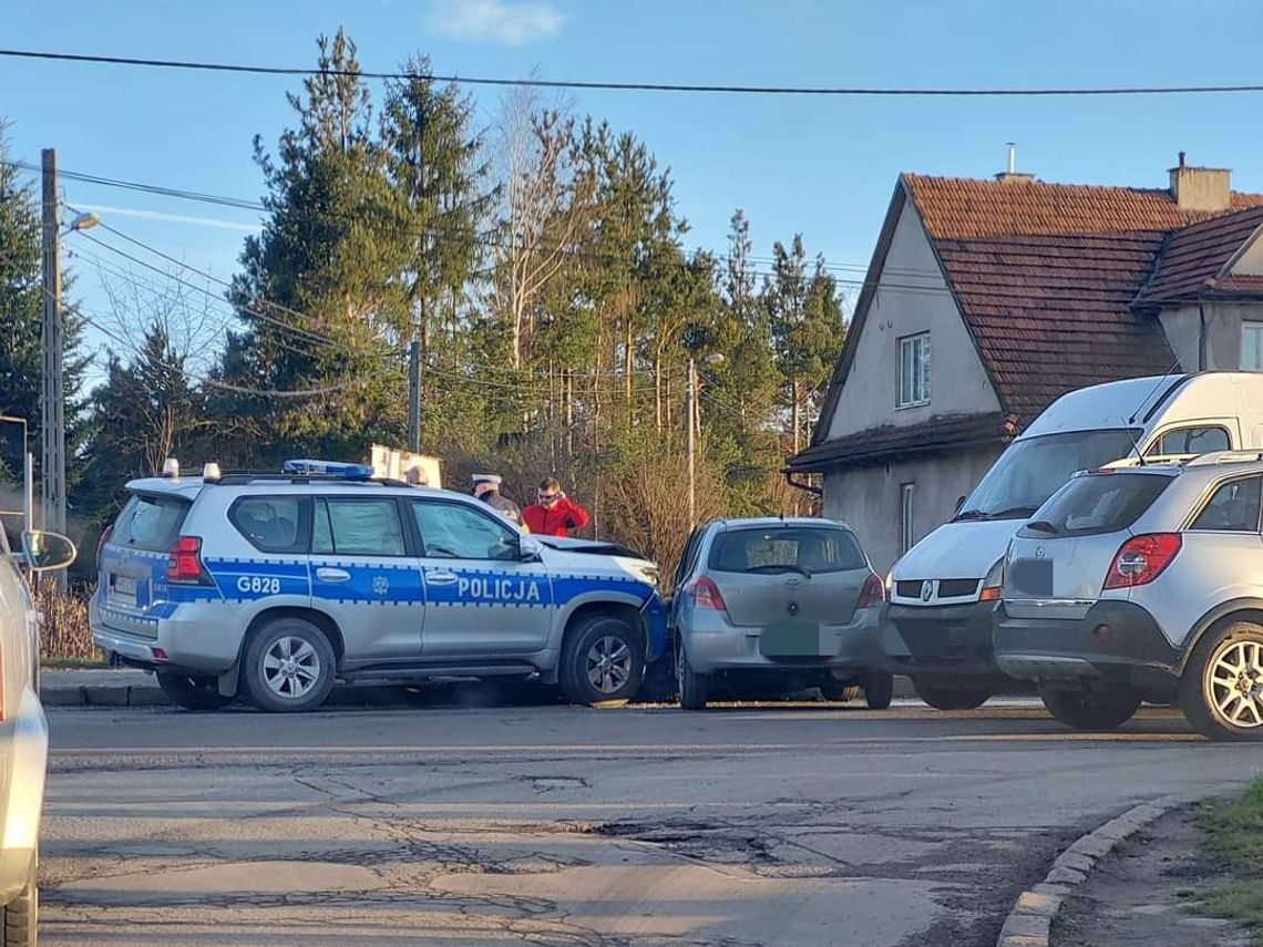 Nowy Sącz. Oznakowany radiowóz Policji zderzył się z osobówką