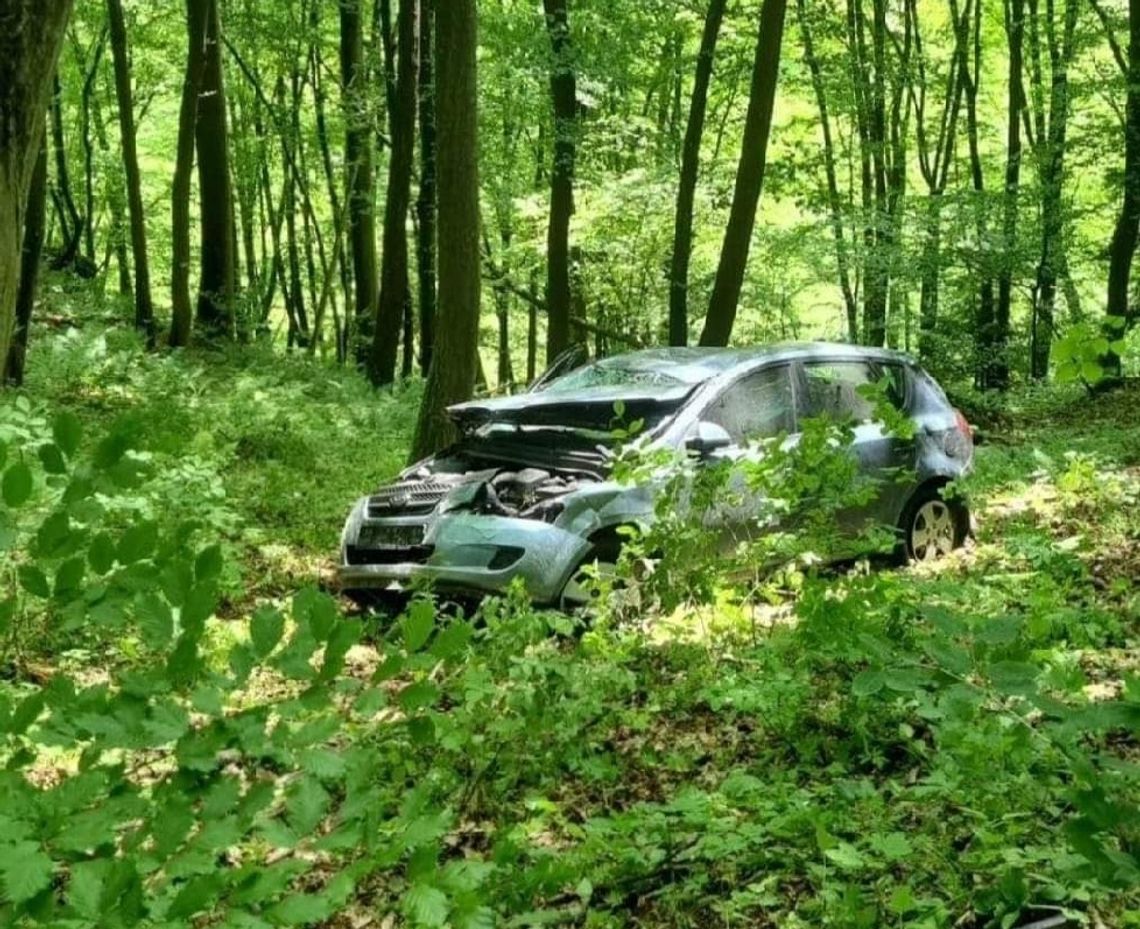 Odwróciła się do dziecka i auto runęło w przepaść. Niemowlę w szpitalu