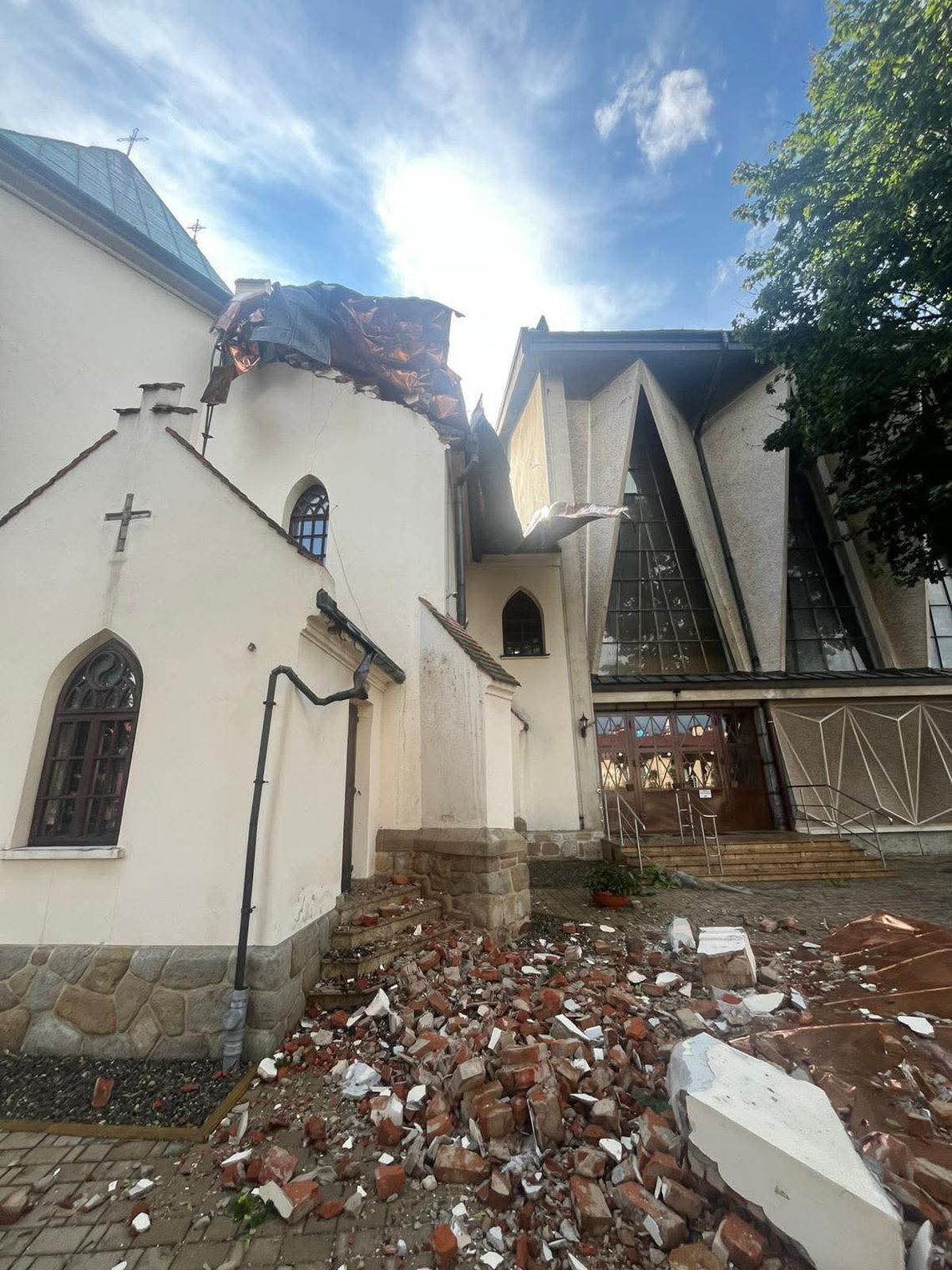 Ogromna nawałnica w Brzesku i okolicach: Zerwany dach kościoła św. Jakuba [FOTO, FILMY]