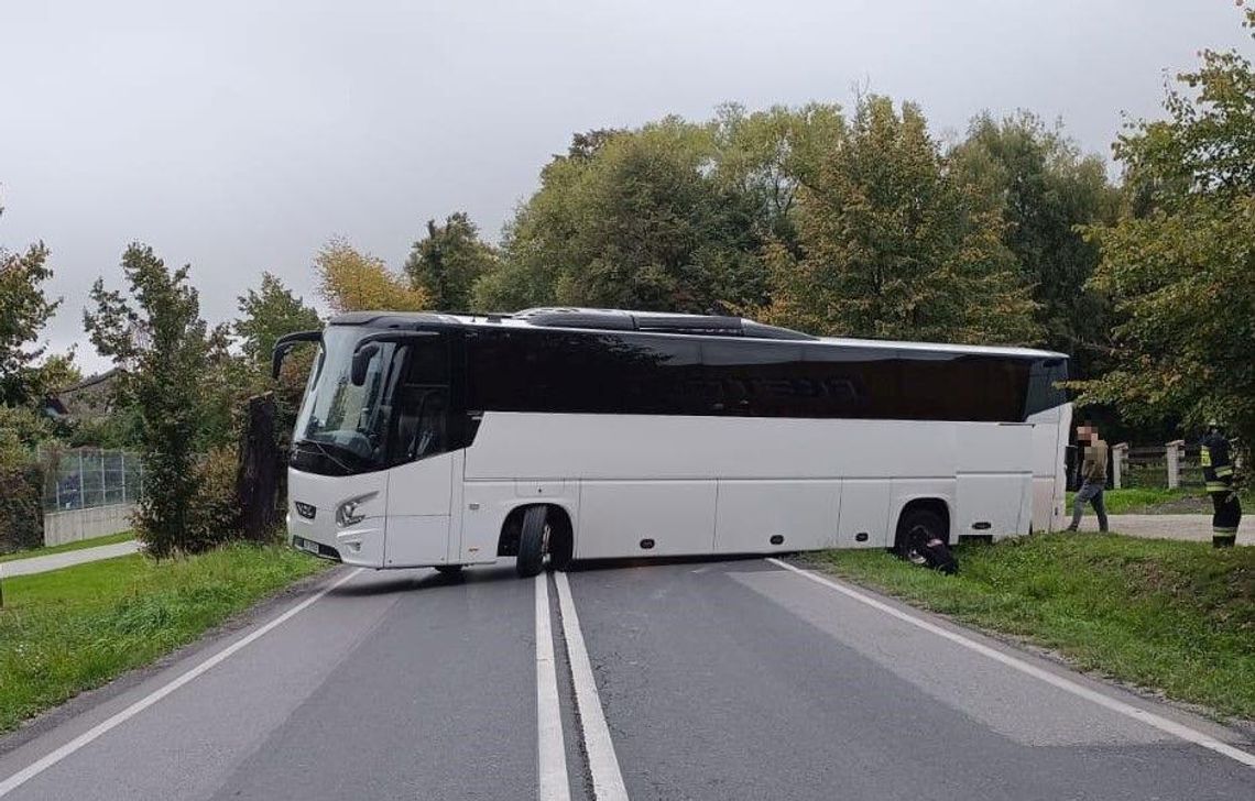 Zator, zablokowana droga krajowa w Zatorze, autokar zablokował drogę krajową, nieudany manewr kierowcy autokaru, powiat oświęcimski