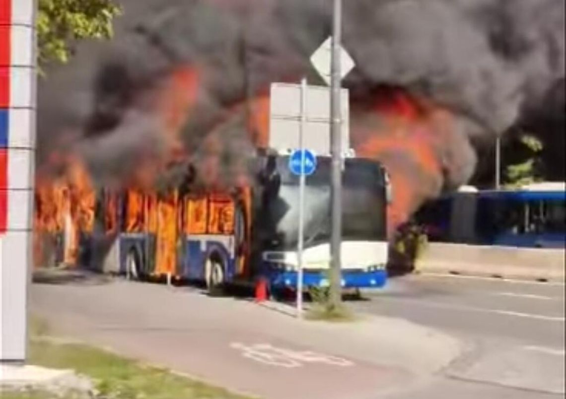 Ogromny pożar autobusu hybrydowego MPK w Krakowie