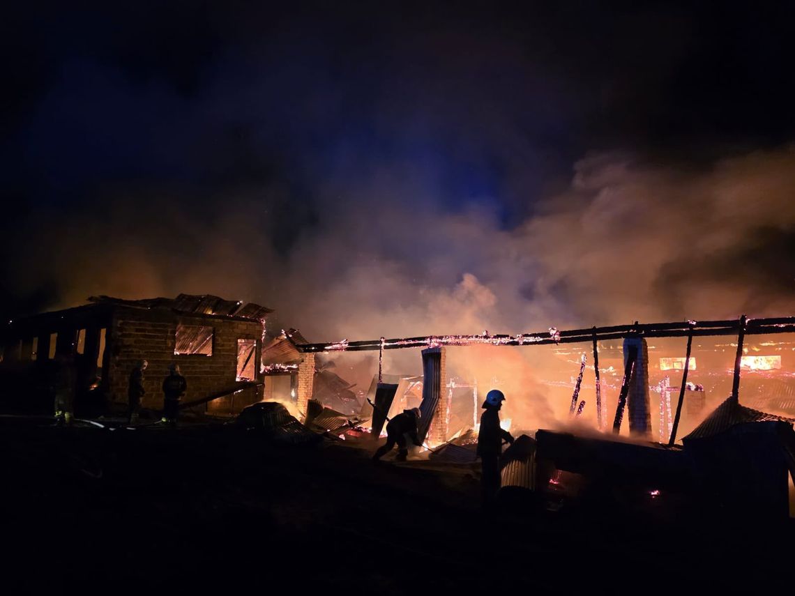 Ogromny pożar stolarni w Lipnicy Dolnej. Trwa akcja strażaków [ZDJĘCIA]