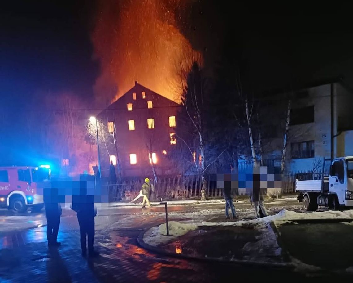 Ogromny pożar w Nowym Sączu. Stary młyn stanął w płomieniach [ZDJĘCIA, FILMY]