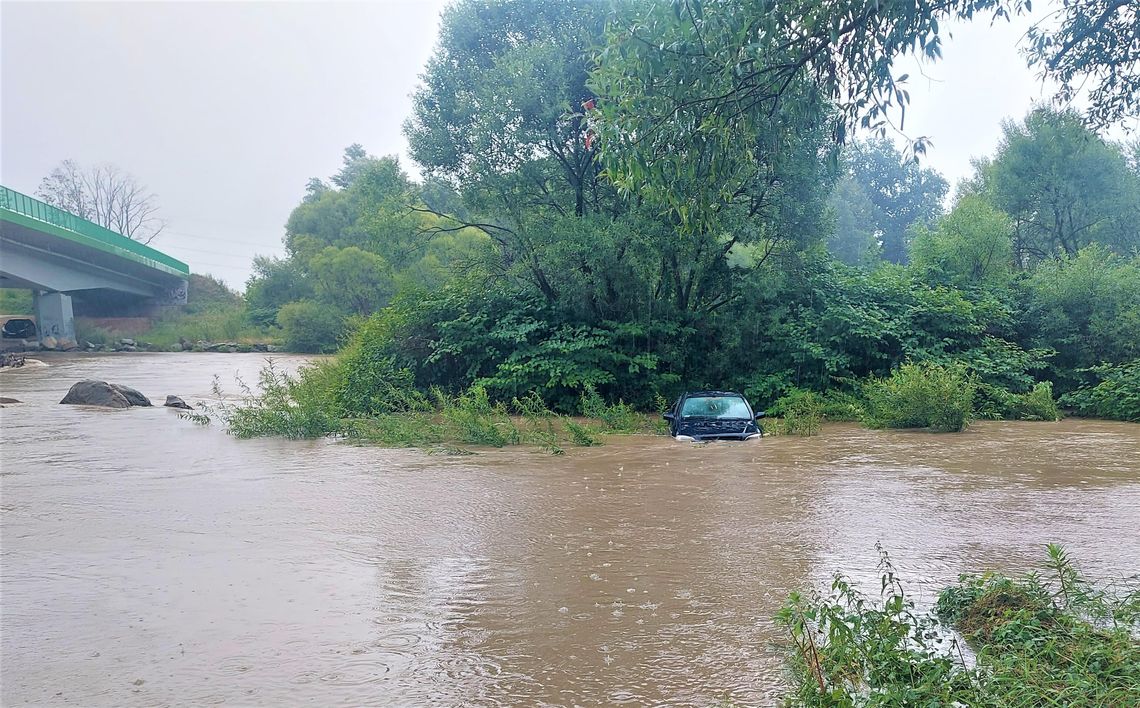 samochód w rzece Soła, Opel w rzece Łęki, interwencja służb Kęty, wypadek rzeka Soła, auto w wodzie Kęty