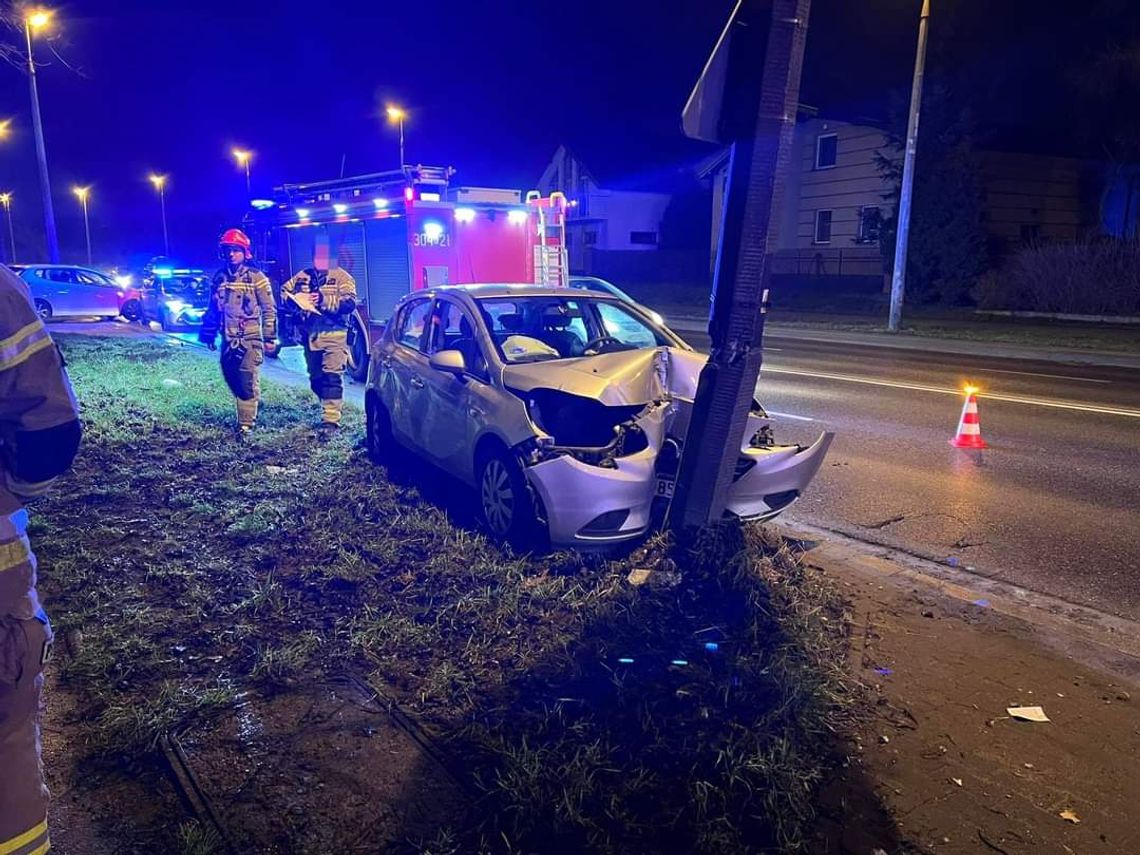 Na zdjęciu jeden z pojazdów, który po wypadku na ulicy Saskiej w Krakowie rozbił się na betonowym słupie