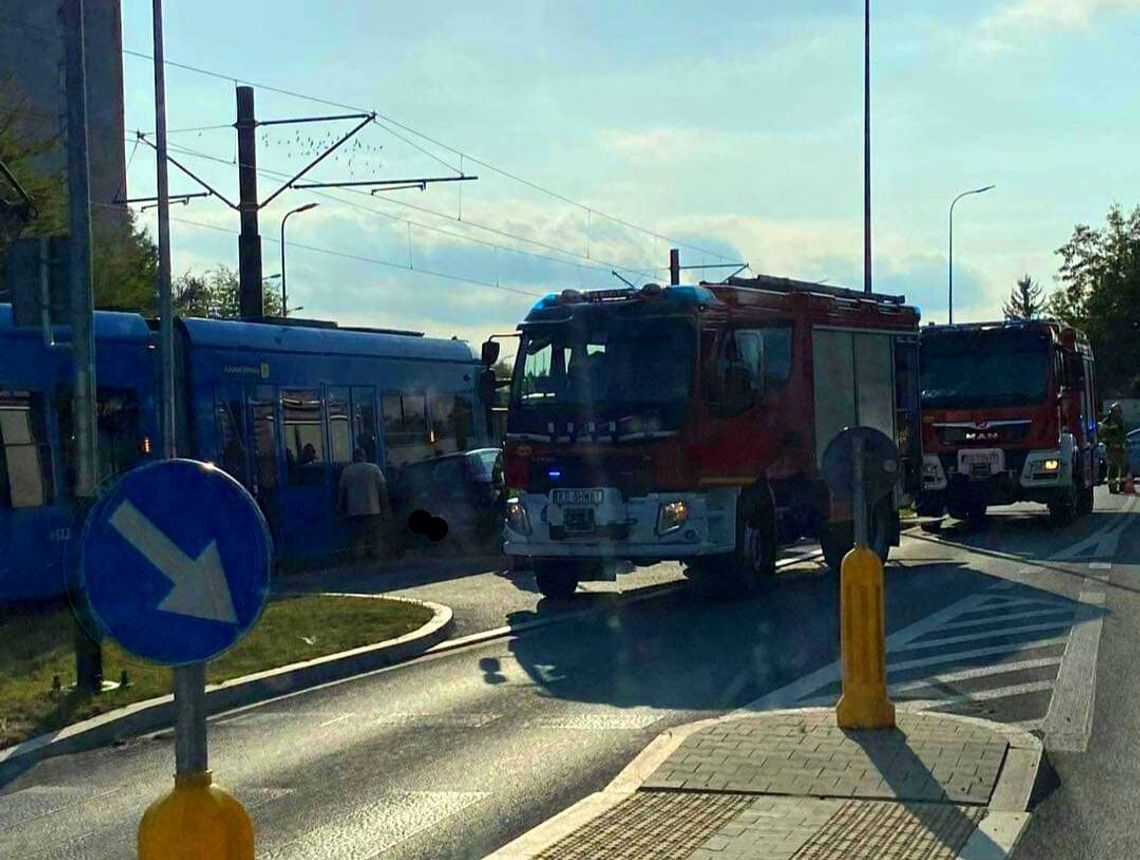 Na ulicy Pachońskiego w Krakowie doszło do zderzenia osobówki z tramwajem