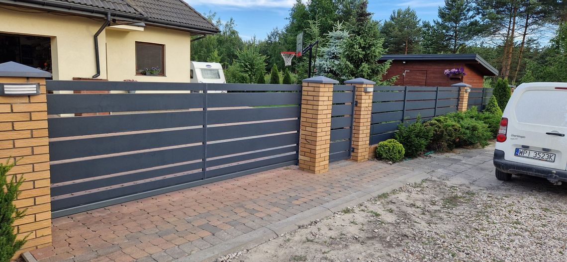 Panele ogrodzeniowe i przesuwne bramy. Wybór na lat