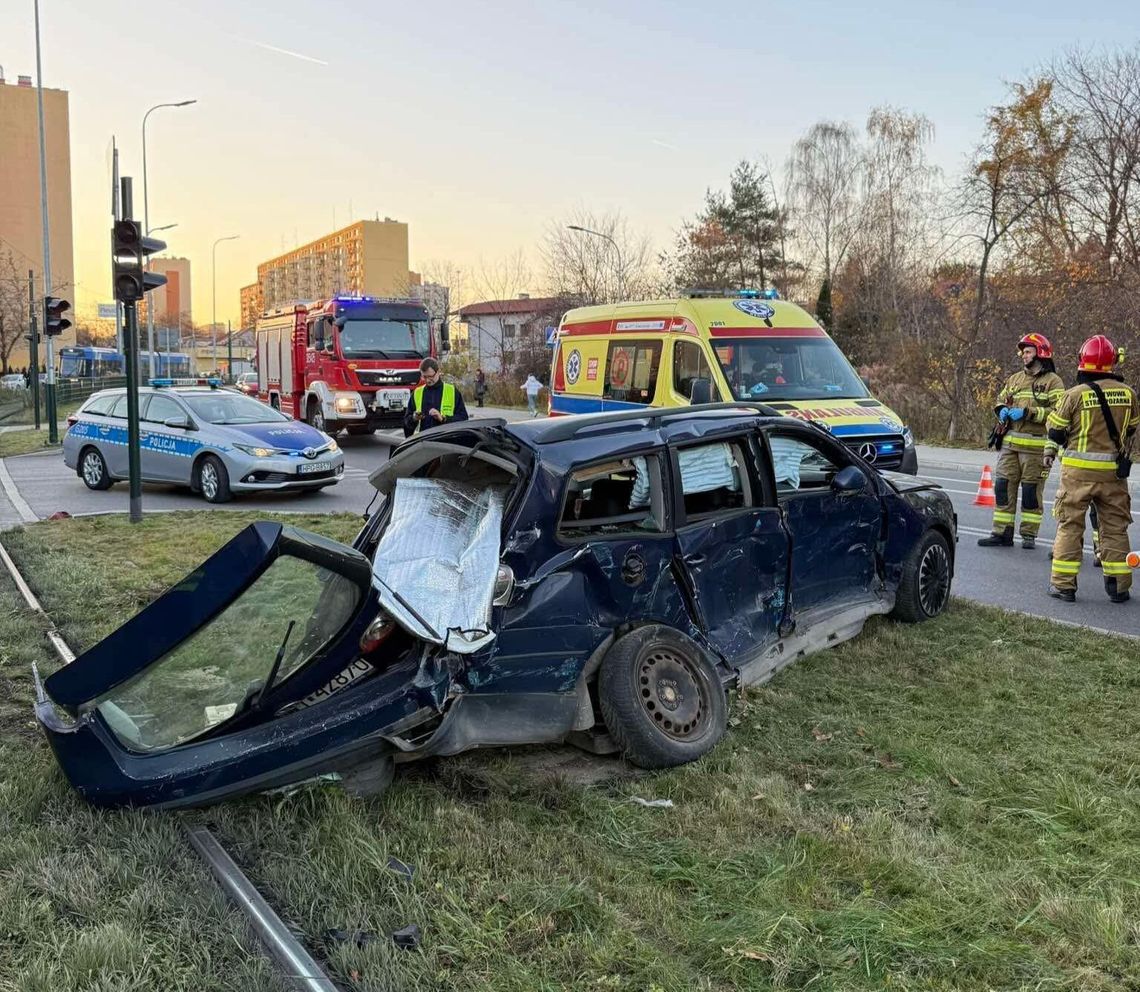 Utrudnienia drogowe w Krakowie, utrudnienia Kraków, wypadek drogowy, zderzenie samochodu z tramwajem, MPK Kraków, tramwaj, pożary samochodów