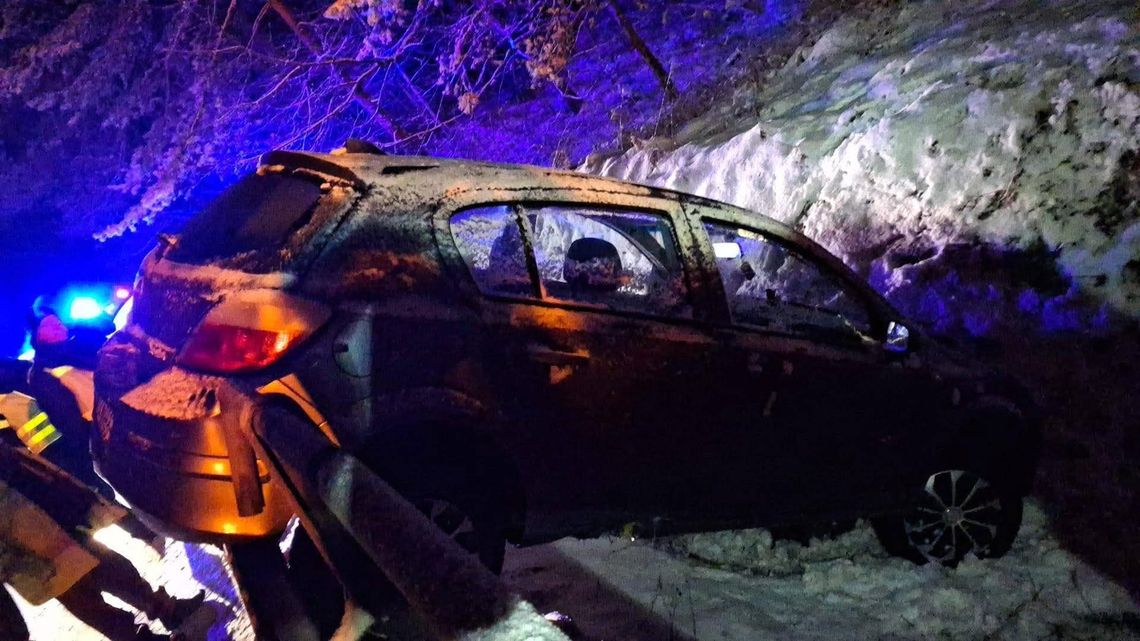 Kosmolów, powiat olkuski, trudne warunki na drogach powiatu olkuskiego, Olkusz, droga wojewódzka, akcja ratunkowa, akcja ratownicza