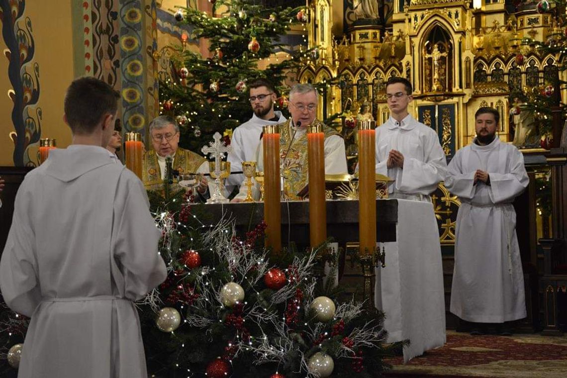 Na zdjęciu służba liturgiczna i księża koncelebrujący Pasterkę w Mszanie Dolnej