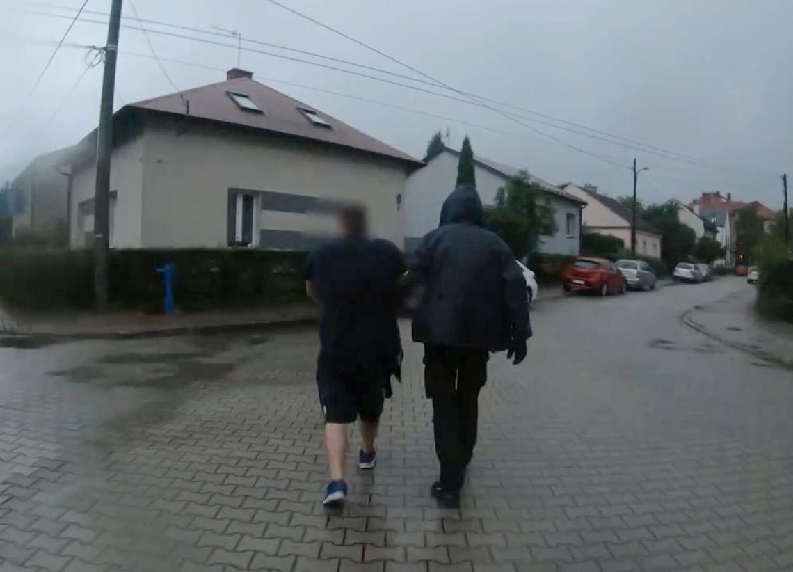 Łowcy Głów, zatrzymanie 27-latka, skazany za kontakty seksualne z małoletnią, policja Kraków, wyrok za kontakty z 13-latką, ukrywał się przed policją