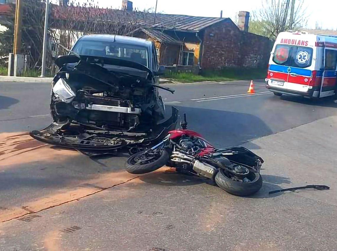 Piątkowe zderzenie samochodu osobowego z motocyklem w Bukownie [FOTO]