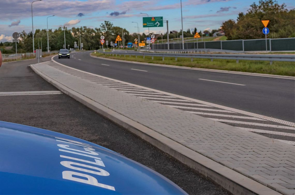 Brzeszcze, trasa S1 w Brzeszczach, powiat oświęcimski, na sygnale, akcja policji, policja, pijana kobieta, pijana rowerzystka
