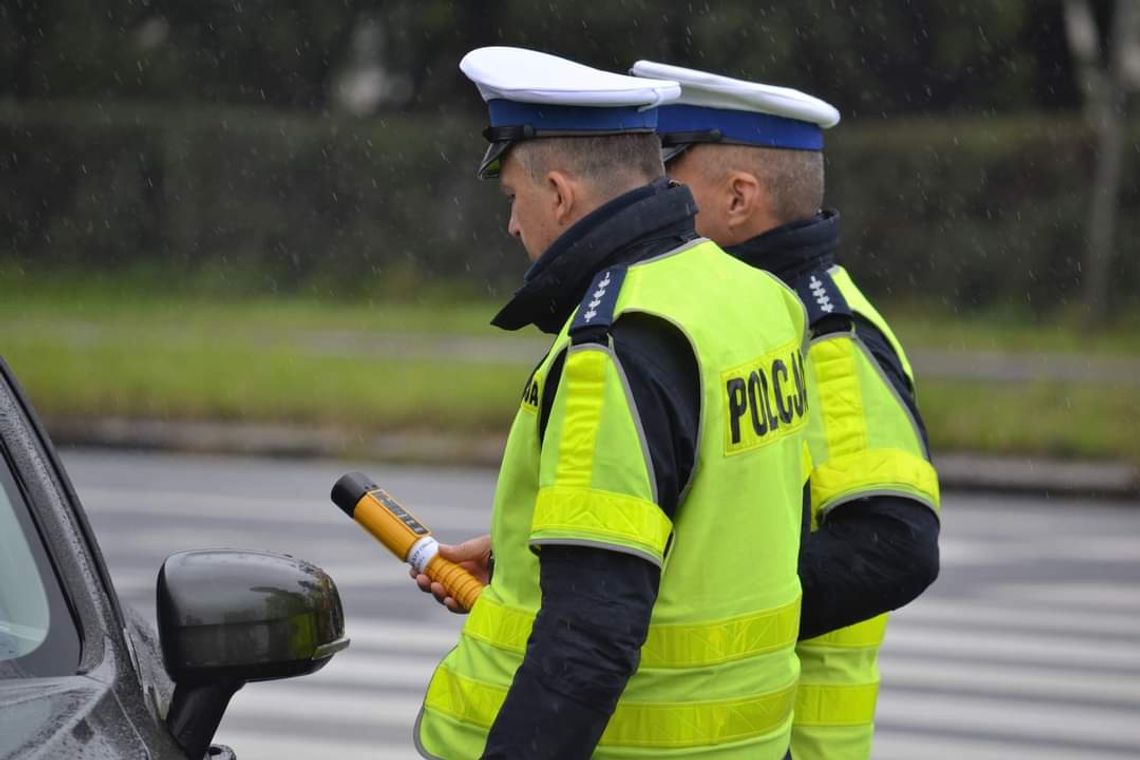 Na zdjęciu funkcjonariusze Policji podczas kontroli drogowej