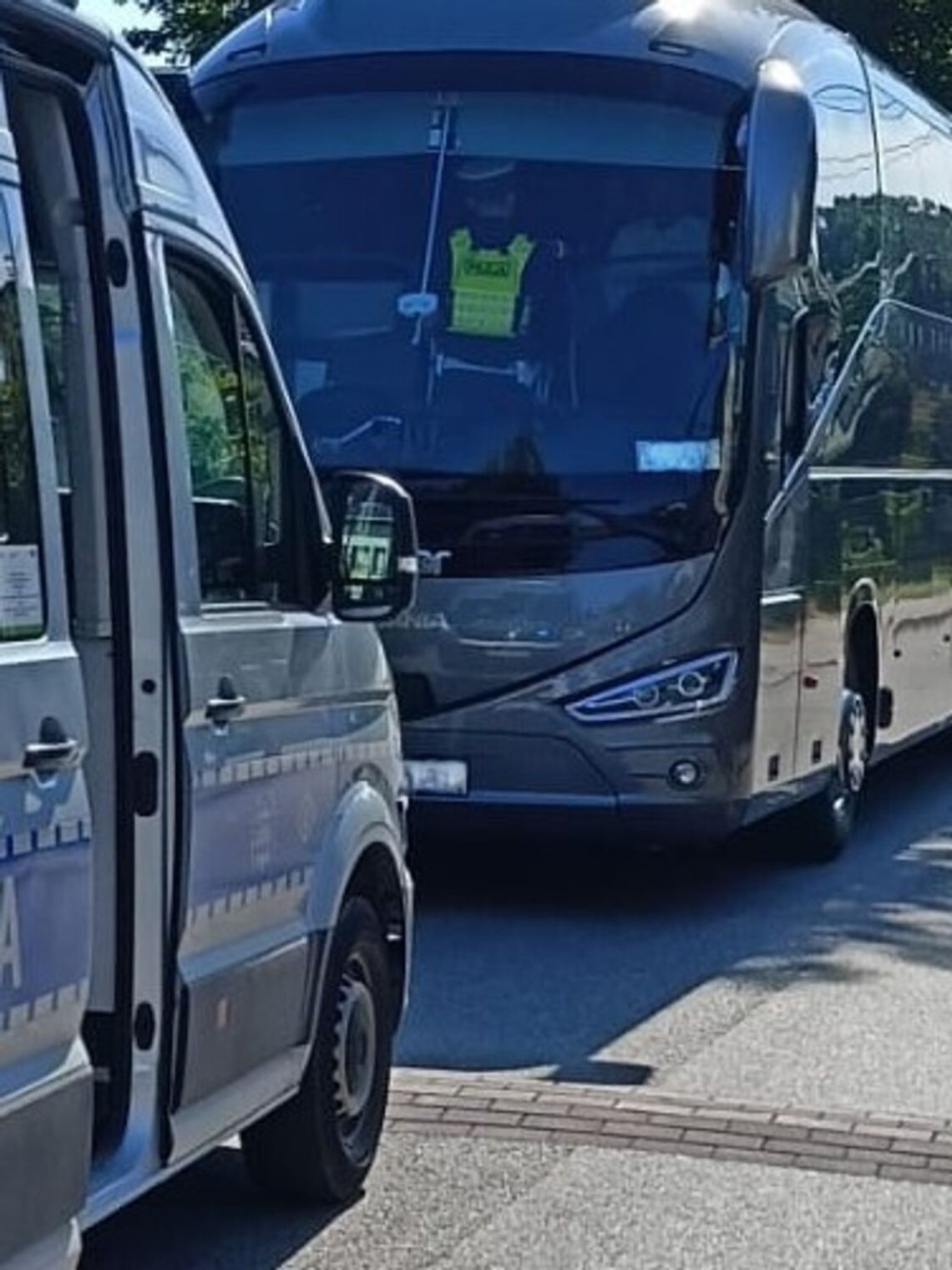Pijany kierowca autokaru miał wieźć uczniów. Policja przerwała wyjazd Brzesko, powiat brzeski, pijany kierowca, kierowca autobusu, wycieczka szkolna, na sygnale, kontrola trzeźwości