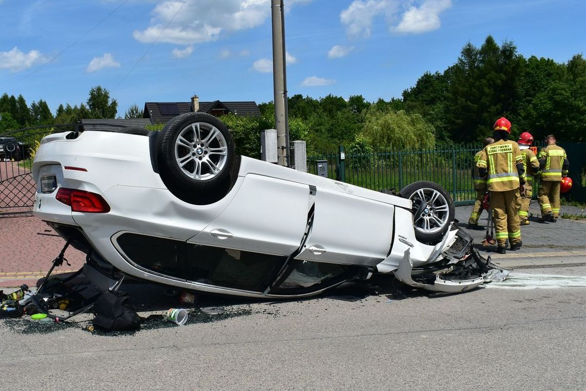 Auto po dachowaniu.