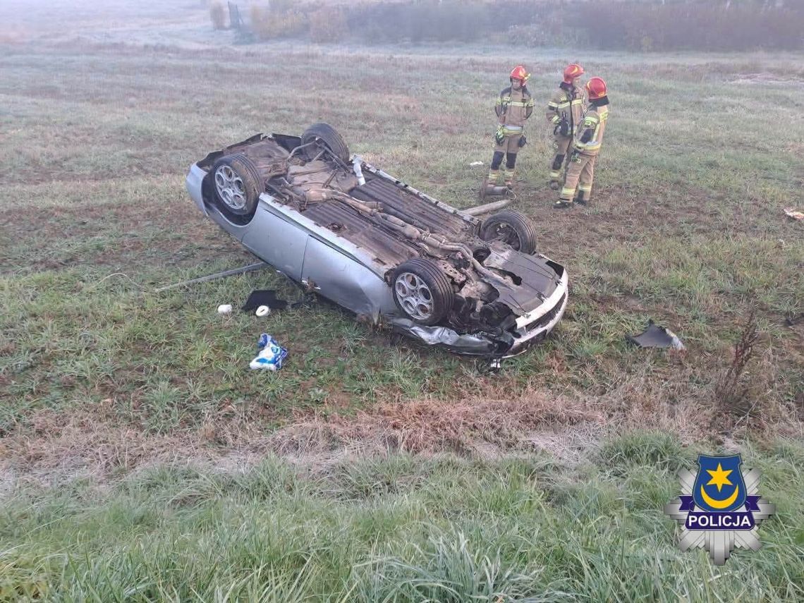 Pijany kierowca rozbił samochód w Kończyskach. Auto wylądowało na dachu
