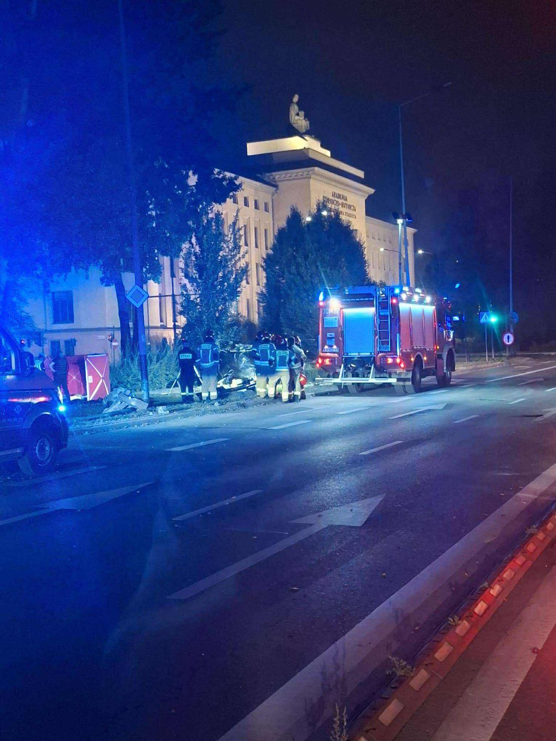 Kraków, wypadek śmiertelny, na sygnale, akcja ratunkowa, pijany kierowca, wypadek na Alei Mickiewicza, tragedia, śmierć 16-latka