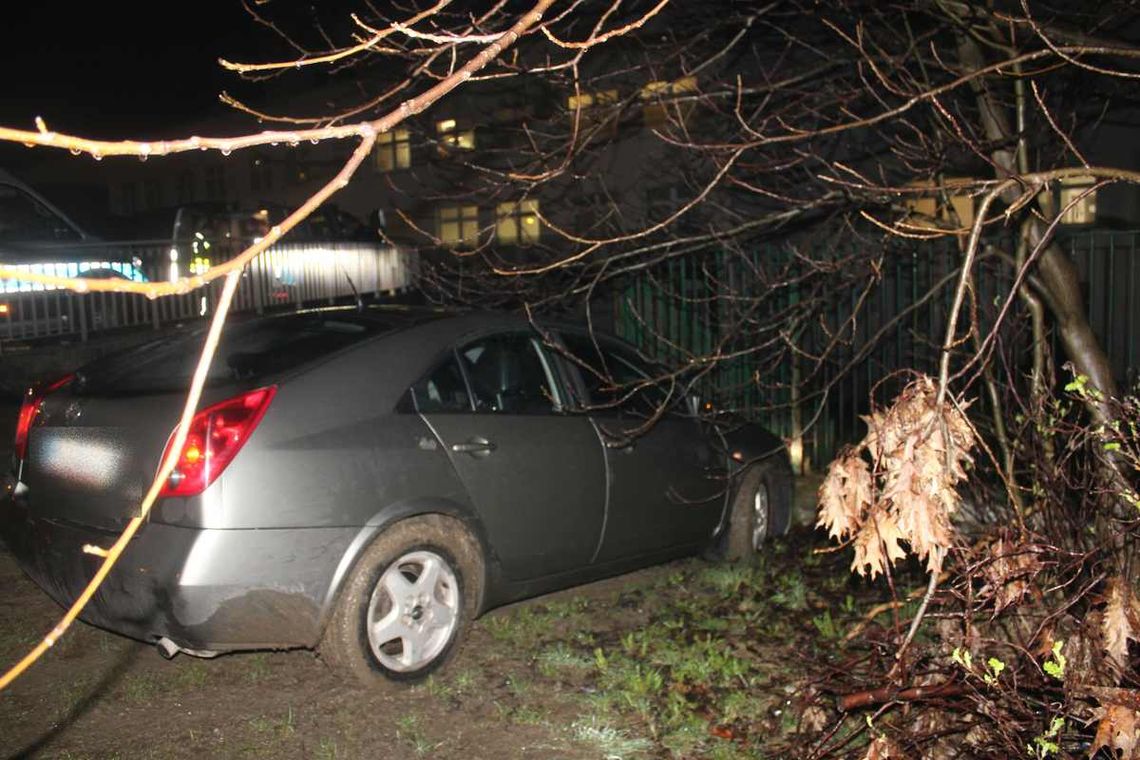 Na zdjęciu pojazd, który rozbił się na ogrodzeniu tarnowskiego szpitala