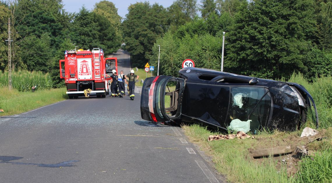 Na zdjęciu samochód osobowy, który wpadł do rowu w powiecie oświęcimskim