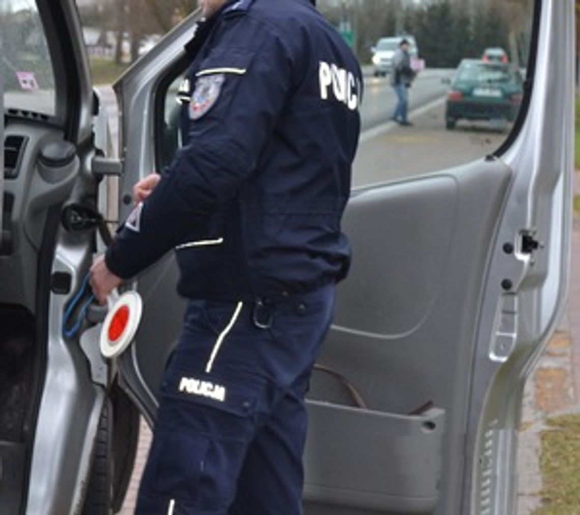 Na zdjęciu funkcjonariusz Policji podczas kontroli drogowej