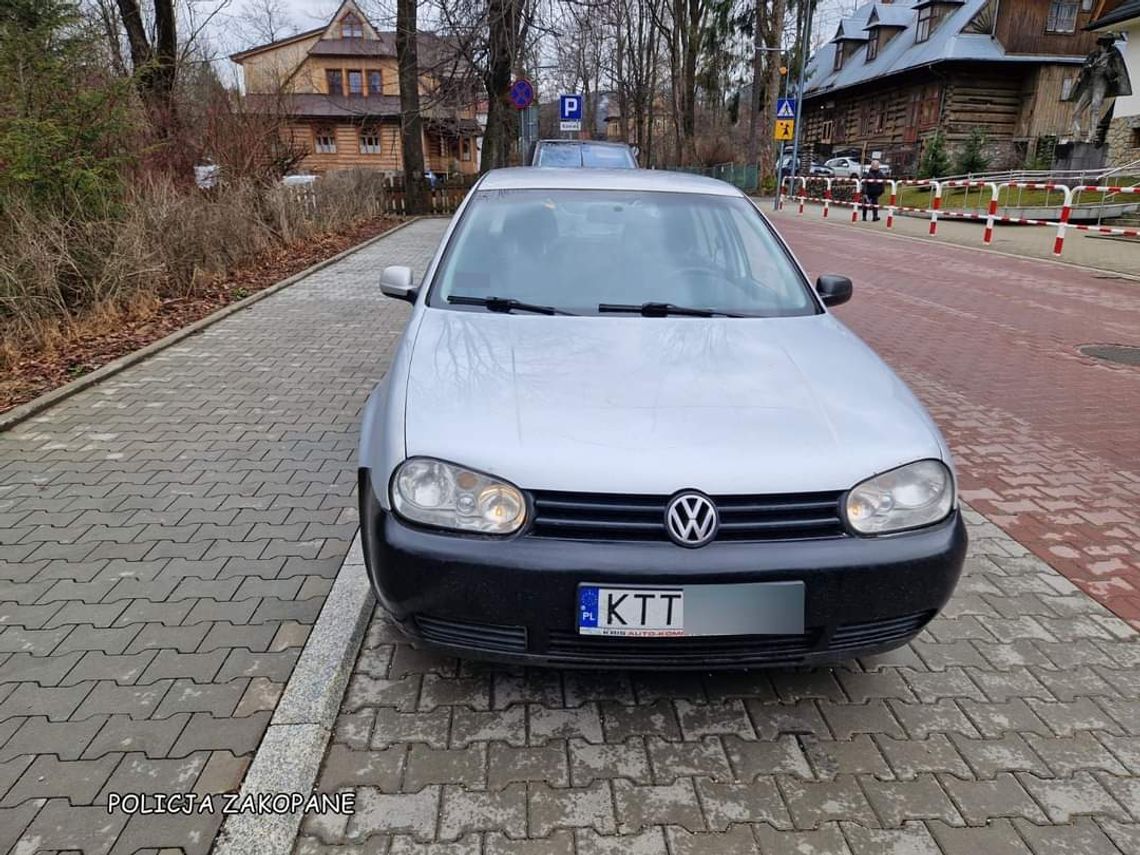 Na zdjęciu samochód obywatela Ukrainy, który kierował nim mając ponad 1,8 promila alkoholu