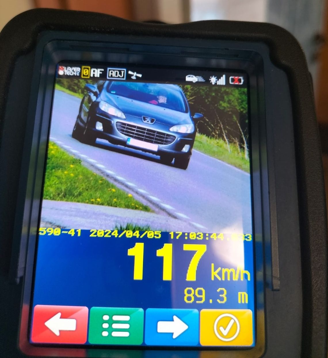 Na zdjęciu policyjny pomiar prędkości wykonany na terenie Gdowa