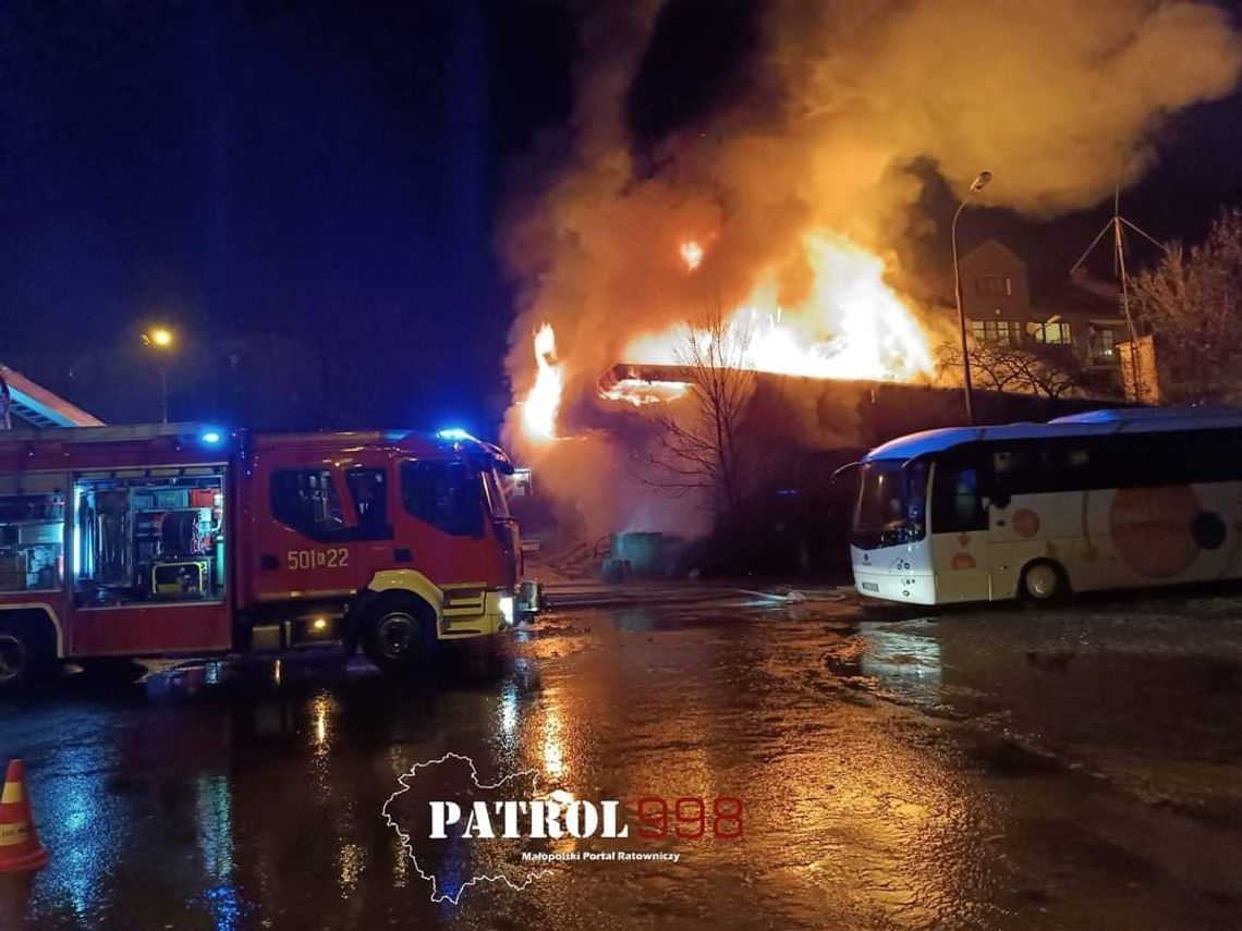 Płonie budynek dworca PKS w Olkuszu. Trwa akcja gaśnicza (ZDJĘCIA)