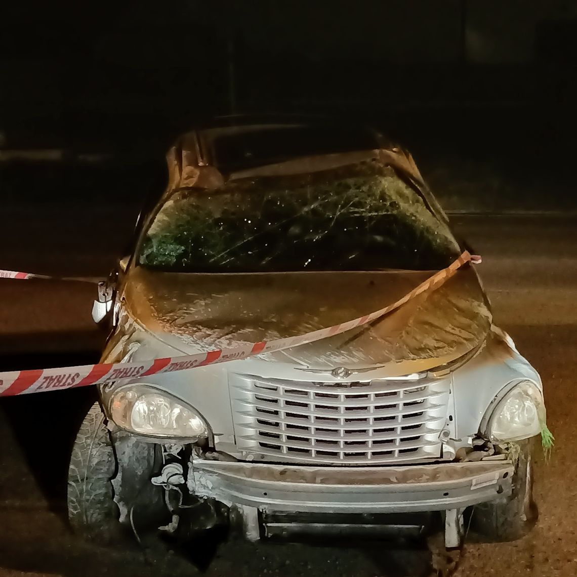 Na zdjęciu rozbity samochód osobowy po kolizji