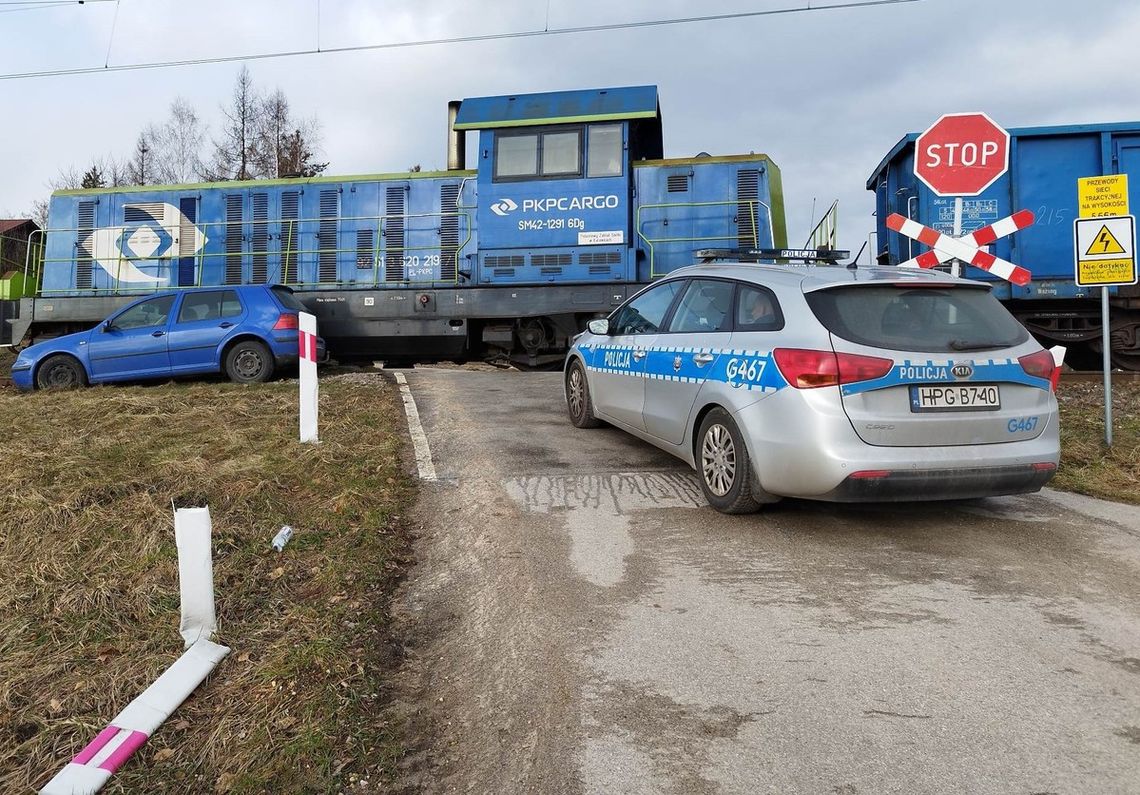 Po pijaku wjechał samochodem w lokomotywę na terenie Trzebini