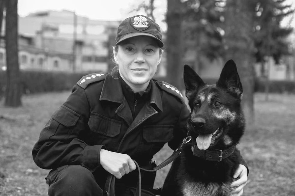 Na zdjęciu asp.szt. Aneta Krzak z psem służbowym, która zmarła w wieku 49 lat