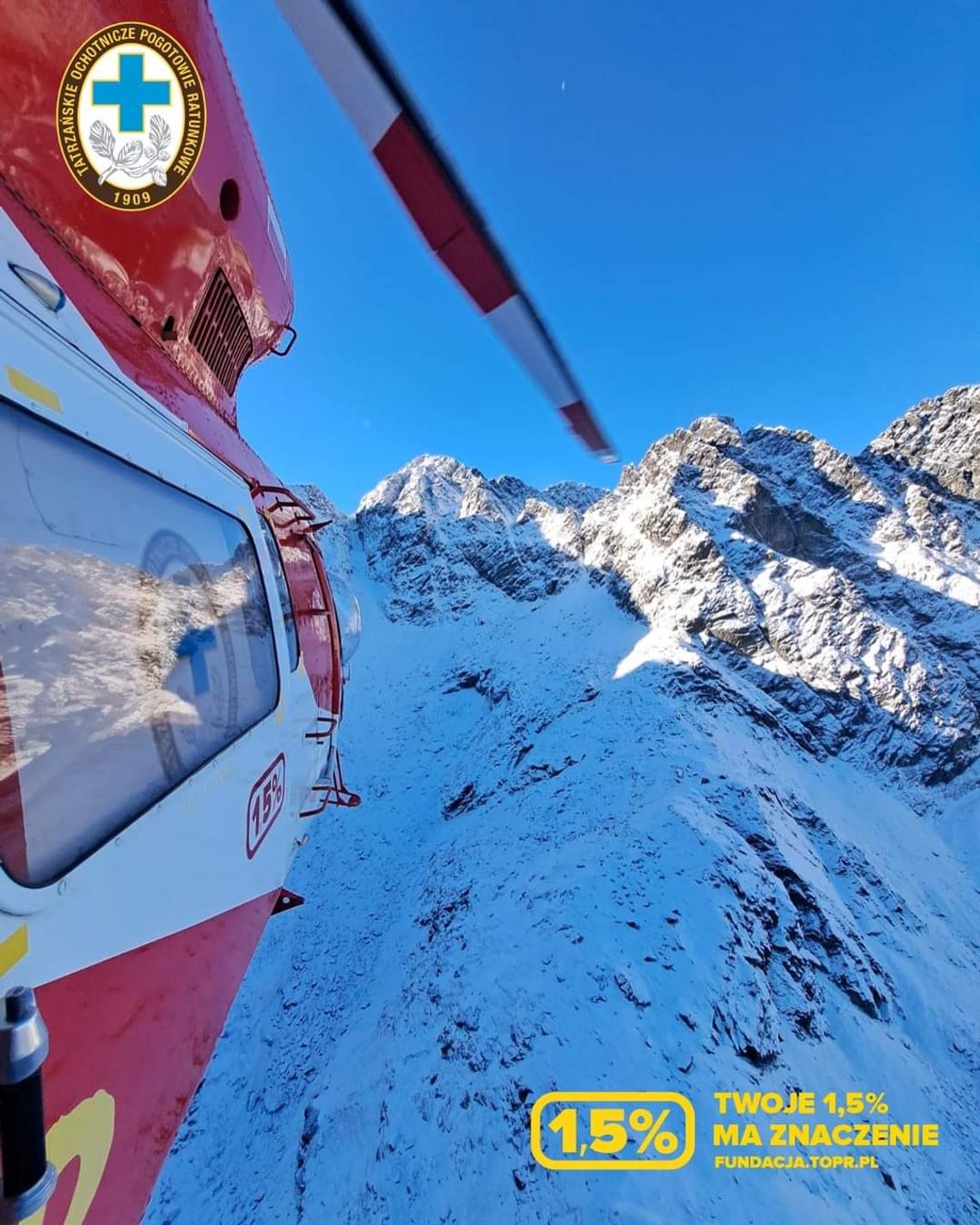 Na zdjęciu śmigłowiec TOPR, a w tle Tatry