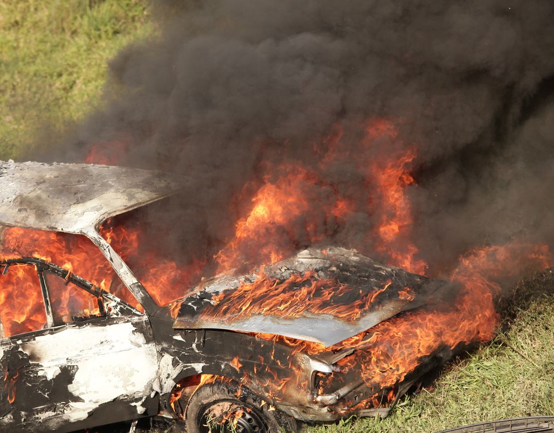 Podpalił auto klienta i uszkodził radiowóz. 6 zarzutów dla 33-latka w Zielonkach