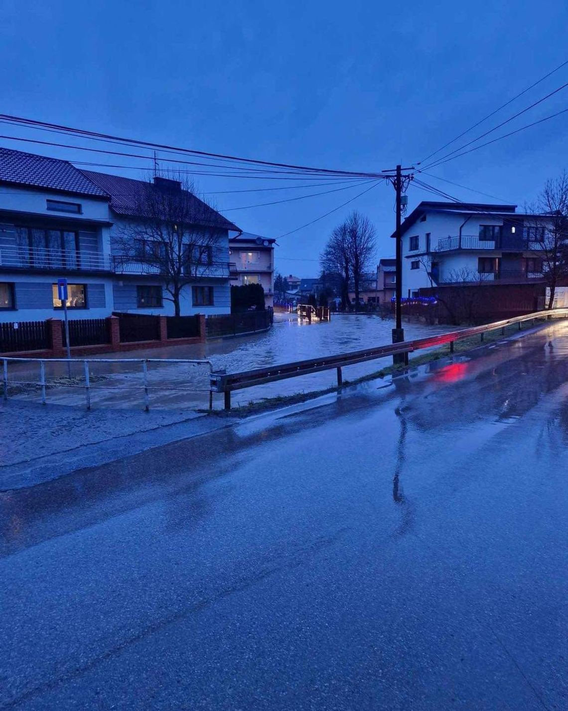 Na zdjęciu duża woda zalewająca tereny w gminie Zielonki