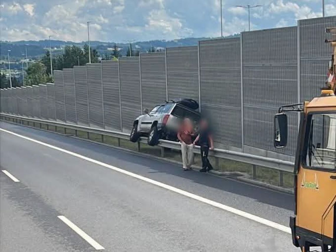Polak potrafi! Nietypowe parkowanie samochodu osobowego na Zakopiance w Rabce-Zdroju Na trasie S7 w Rabce-Zdroju kierowca samochodu osobowego stracił panowanie nad pojazdem, który wylądował na barierach energochłonnych