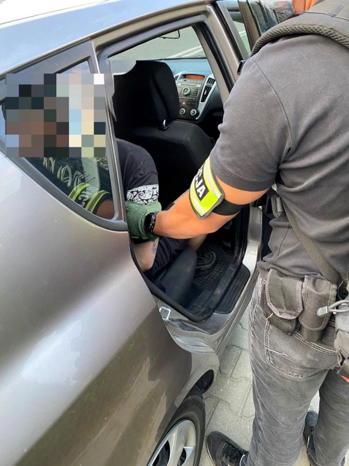 Policjant nie umundurowany wraz z zatrzymanym.