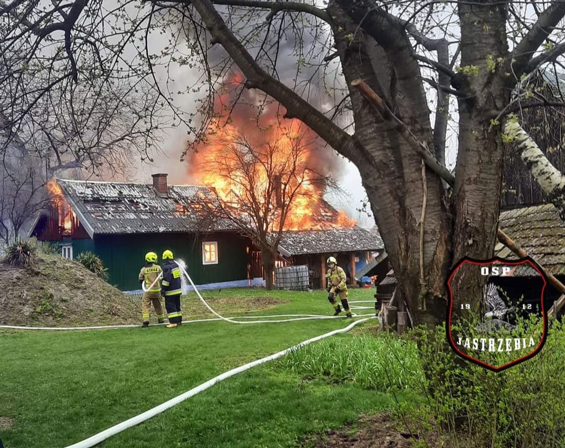 Policjanci i sąsiad uratowali dwie staruszki z płonącego domu [FOTO]