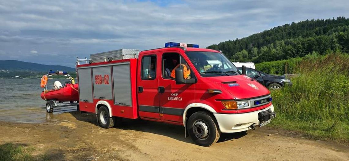 Na zdjęciu strażacy biorący udział w akcji ratunkowej na Jeziorze Mucharskim