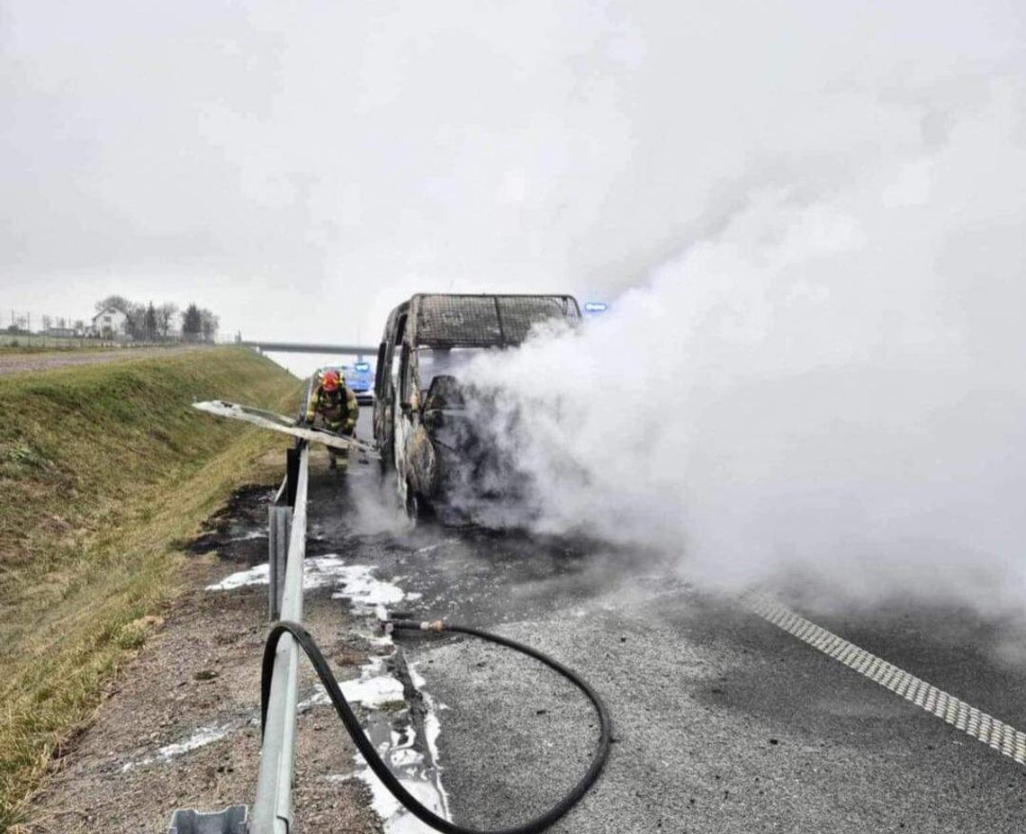 Policyjny radiowóz stanął w płomieniach na trasie S7 [FOTO]