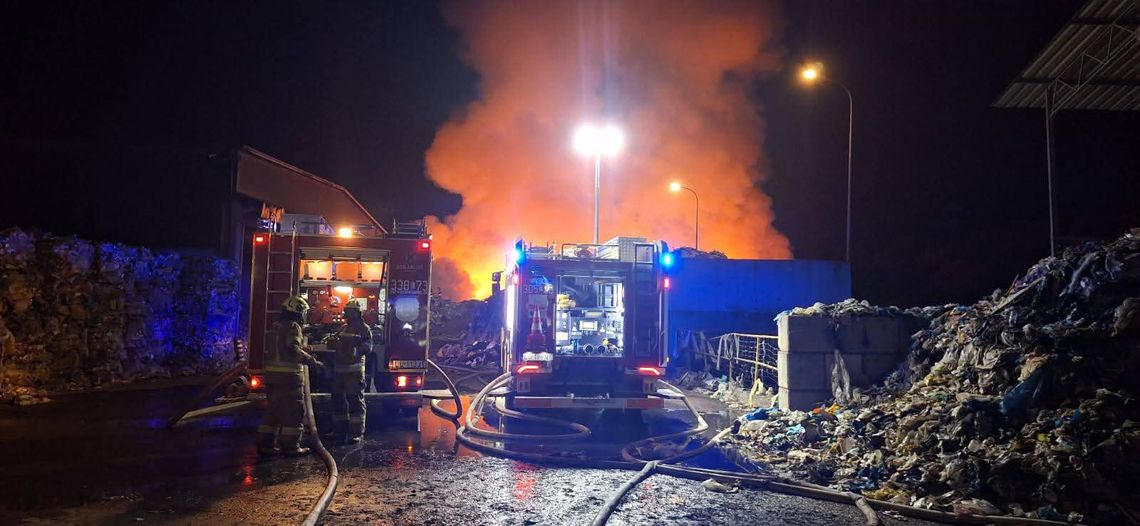 pożar na Lubelszczyźnie, pożar w miejscowości Bełżycach, Bełżyce, powiat lubelski, pożar sortowni śmieci, pożar wysypiska śmieci, na sygnale, straż pożarna