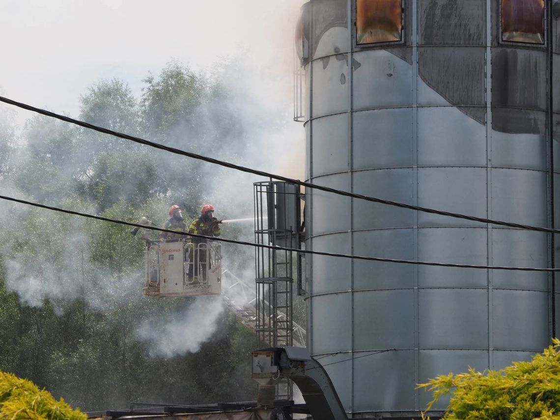 pożar Świnna Poręba, pożar silos, Świnna Poręba, pożar powiat wadowicki, akcja gaśnicza, straż pożarna, JRG Wadowice, OSP Mucharz, OSP, pożar 1 sierpnia 2025, gaszenie pożaru silos