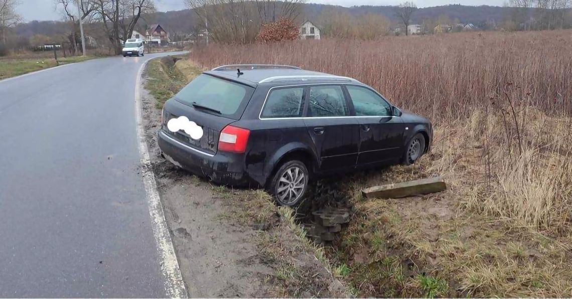 Na zdjęciu samochód, który wypadł z drogi na ulicy Tynieckiej w Skawinie