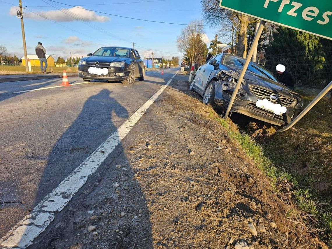 Popołudniowe zderzenie dwóch osobówek w Poskwitowie (ZDJĘCIA)