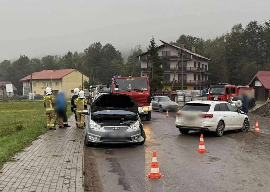 Kurów, powiat suski, wypadek w powiecie suskim, akcja ratunkowa, na sygnale, wypadek drogowy, zderzenie dwóch samochodów osobowych