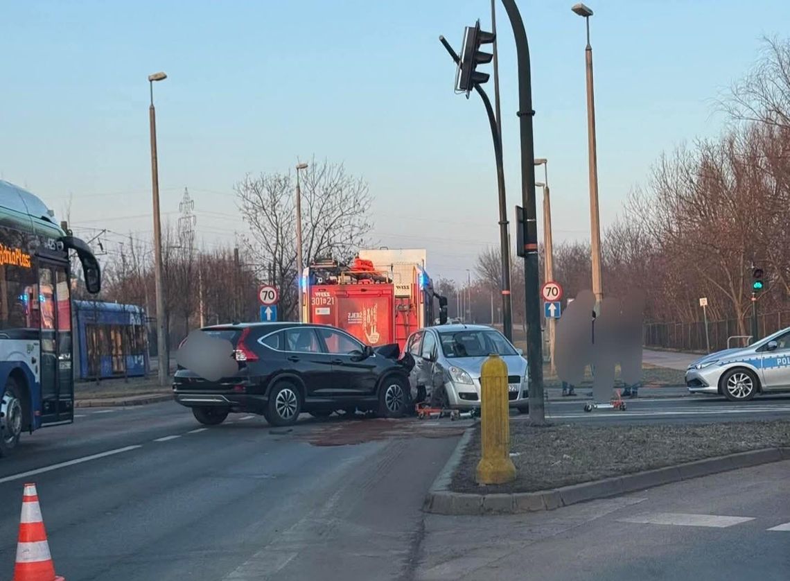 Kraków, Aleja Pokoju w Krakowie, kolizja drogowa, wypadek drogowy, na sygnale, utrudnienia drogowe w Krakowie