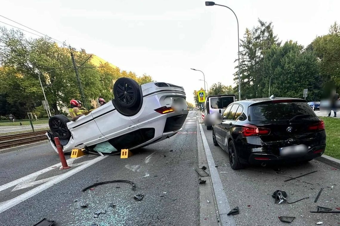 Poranne dachowanie osobówki na alei Andersa w Nowej Hucie [ZDJĘCIA]