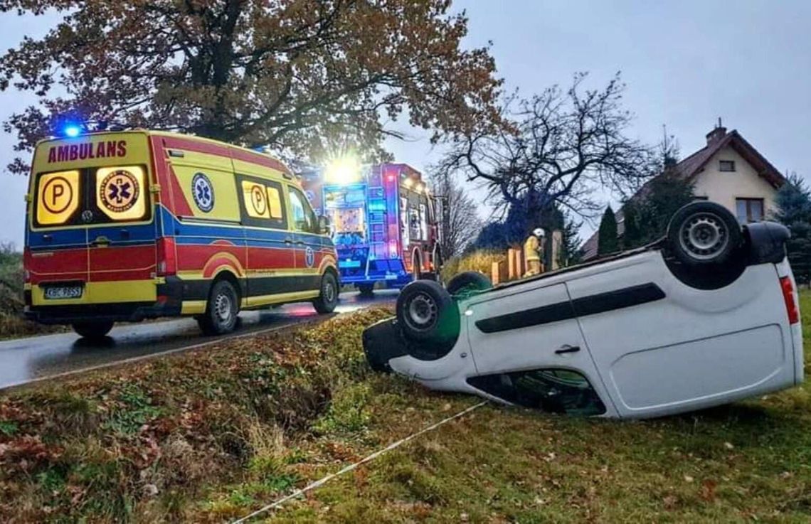 Poranne dachowanie samochodu w Kamionnej. Jedna osoba ranna [FOTO]