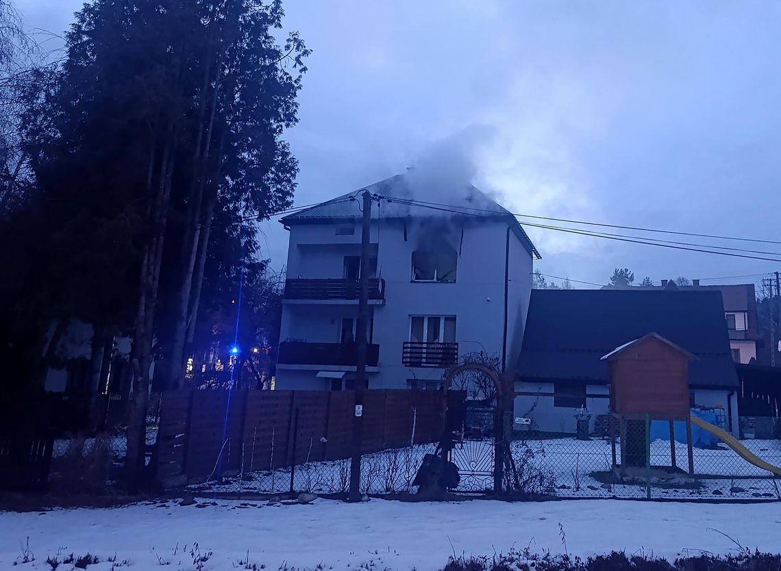 Rabka-Zdrój, pożar budynku mieszkalnego, pożar w rabce-zdroju, Podhale, straż pożarna, strażacy, akcja gaśnicza, działania strażaków, pożar na ulicy Poniatowskiego w Rabce-Zdroju, pożar w dzielnicy Słone